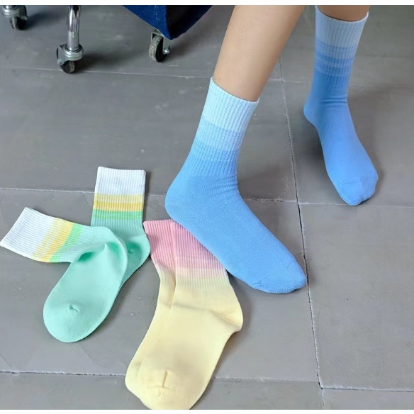 Vớ Tất cổ cao Nam Nữ loang màu phong cách thể thao, năng động.