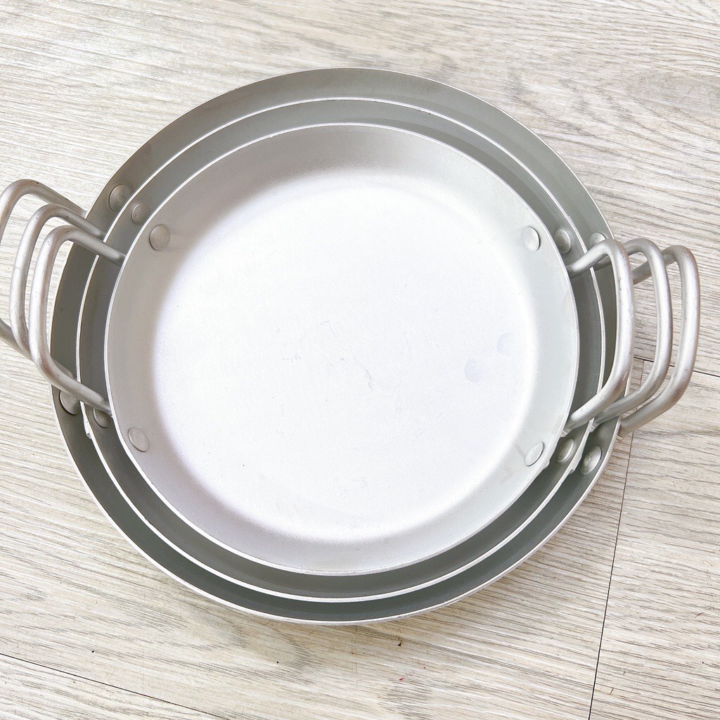 Chảo nhôm đáy bằng xi đục cạn có tay cầm Cao Cấp có 3 size
