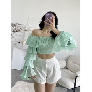LOOK BASICC-Áo croptop trễ vai tay bèo tiểu thư