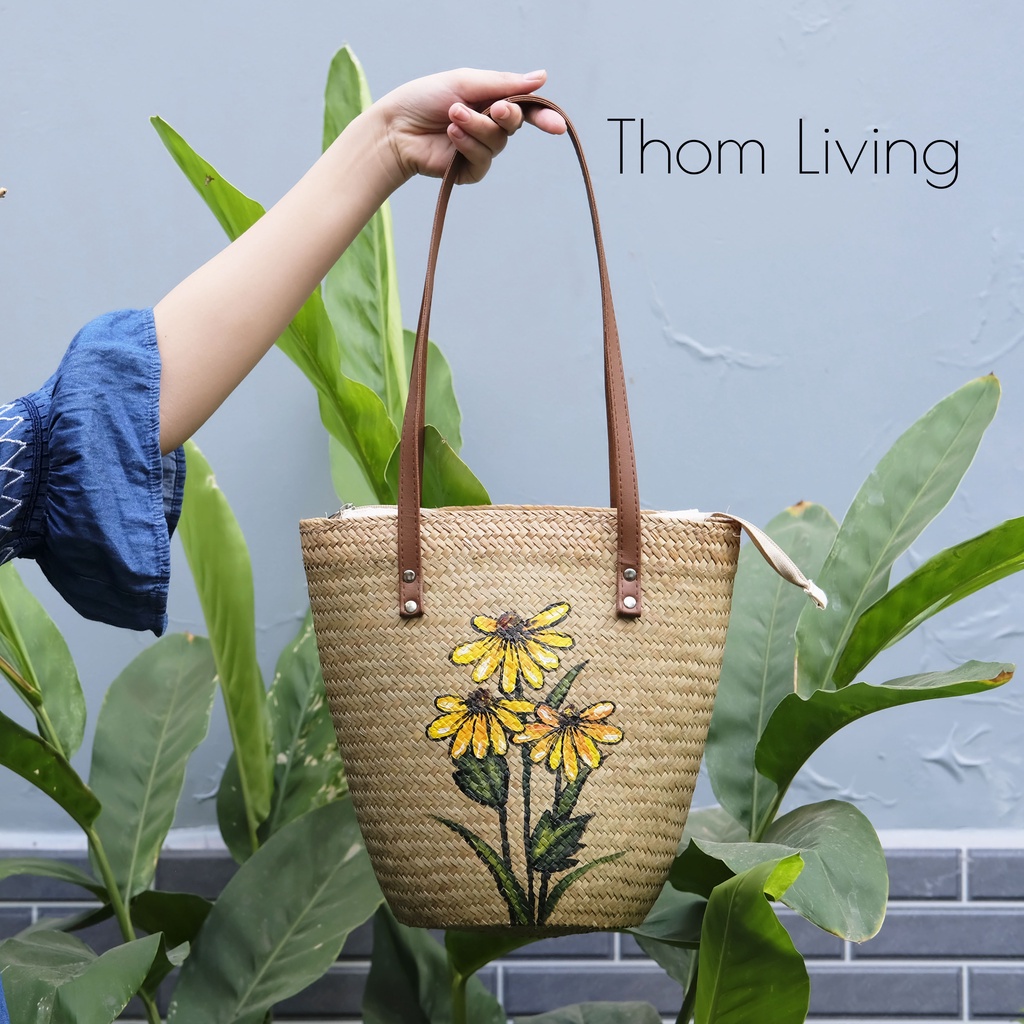 Giỏ cỏ bàng đeo vai đan tay đáy tròn kích thước nhỏ vừa đi chơi có vẽ hoa