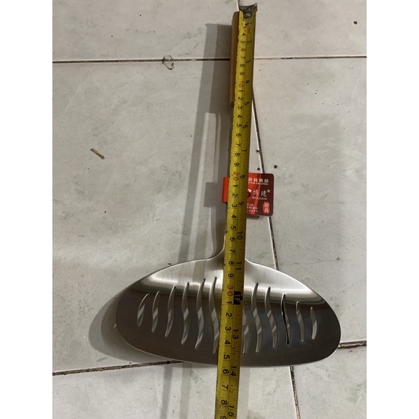 Xẻng Chiên Cá Nguyên Con Chất Liệu Inox 304 Không Hít Cán Bọc Gỗ