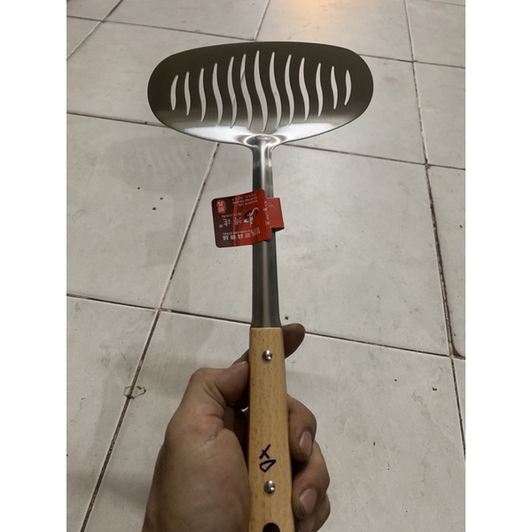 Xẻng Chiên Cá Nguyên Con Chất Liệu Inox 304 Không Hít Cán Bọc Gỗ
