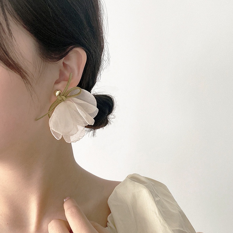 Bông tai hoa nhỏ xuân hè, bông tai phóng đại và cá tính