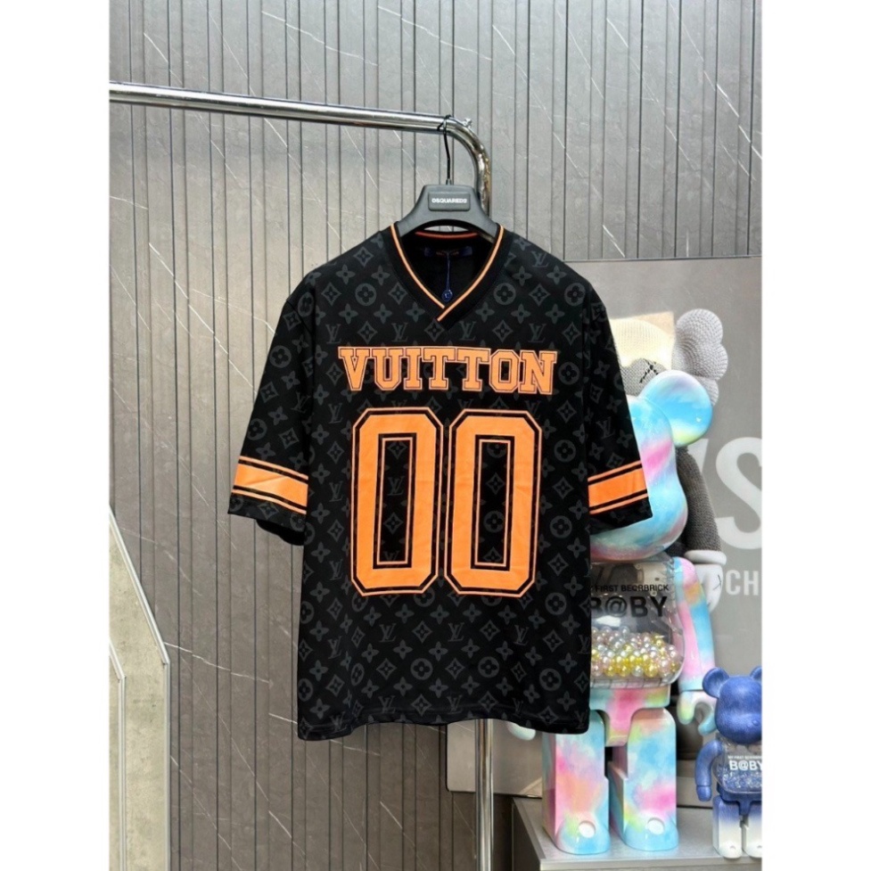 ÁO THUN LOUIS VUITON SPORTY 00 , ÁO THUN LV ĐEN CAM NAM NỮ UNISEX  .TheStrawBerry