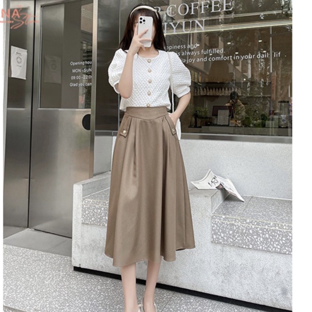 Áo croptop cổ vuông cùng chân váy xoè dáng dài