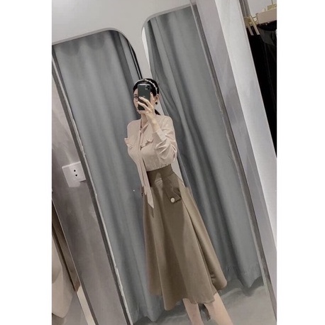 Áo croptop cổ vuông cùng chân váy xoè dáng dài