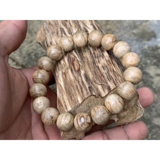 Vòng tay trầm hương hạt tròn đơn đẹp sớ gỗ mịn bóng loáng đeo lâu lên màu đậm, mùi hương phảng phất.