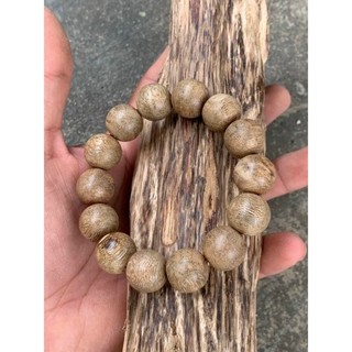 Vòng tay trầm hương hạt tròn đơn đẹp sớ gỗ mịn bóng loáng đeo lâu lên màu đậm, mùi hương phảng phất.