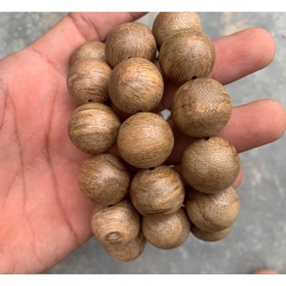 Vòng tay trầm hương hạt tròn đơn đẹp sớ gỗ mịn bóng loáng đeo lâu lên màu đậm, mùi hương phảng phất.