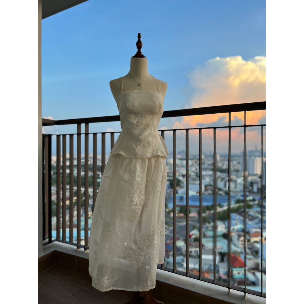 Set áo ống 2 dây kem hoa nổi chéo dây lưng xẻ tà cv hoa nổi midi voan