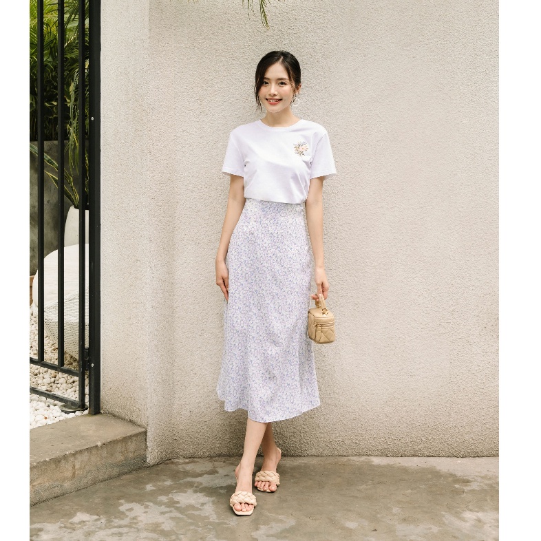 Áo thun trắng form fit cotton họa tiết hoa nhí phối chân váy bút chì hoa Lep’