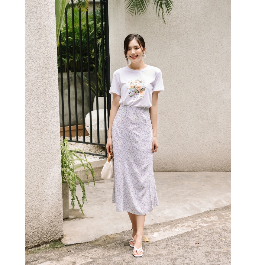Áo thun trắng form fit cotton họa tiết bình hoa phối chân váy bút chì hoa Lep’