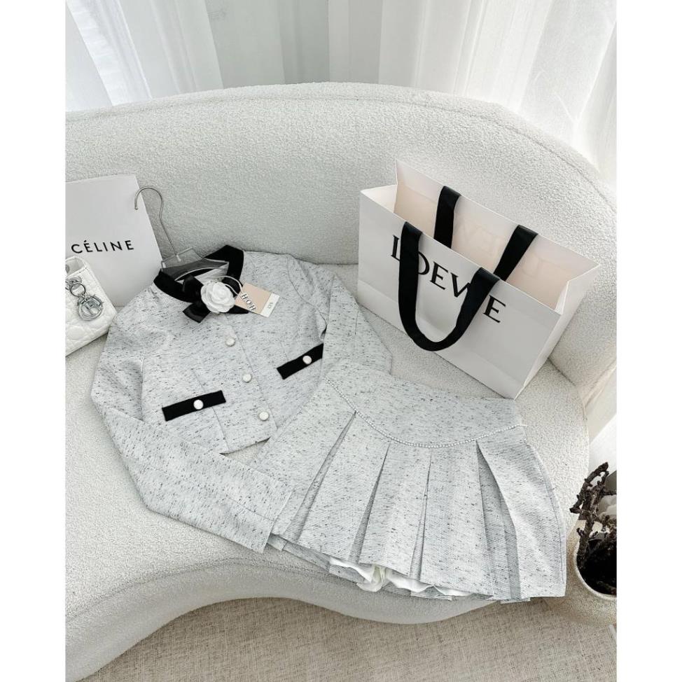 SET ÁO DẠ XÁM VIỀN CỔ ĐEN TAG HOA + CHÂN VÁY VIỀN REN HẠT XẾP LY