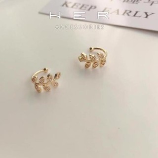 Một chiếc khuyên tai nữ dáng chiếc lá mạ vàng 18K đính đá Her Accessories phụ kiện cá tính - BT72