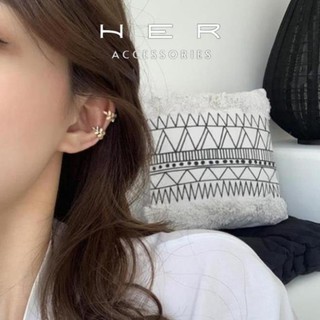 Một chiếc khuyên tai nữ dáng chiếc lá mạ vàng 18K đính đá Her Accessories phụ kiện cá tính - BT72