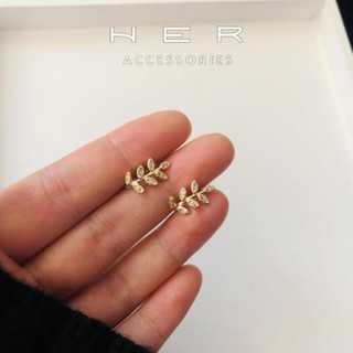 Một chiếc khuyên tai nữ dáng chiếc lá mạ vàng 18K đính đá Her Accessories phụ kiện cá tính - BT72