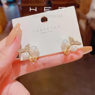 Khuyên tai titan nữ kiểu dáng đuôi cá đính ngọc trai nhân tạo Her Accessories phụ kiện nữ - BT60