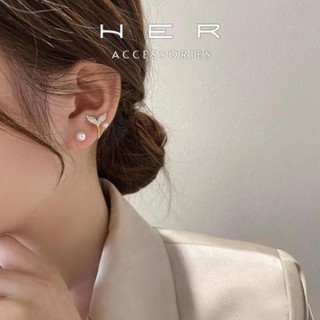 Khuyên tai titan nữ kiểu dáng đuôi cá đính ngọc trai nhân tạo Her Accessories phụ kiện nữ - BT60