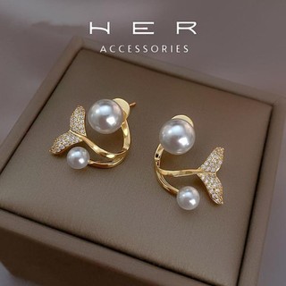 Khuyên tai titan nữ kiểu dáng đuôi cá đính ngọc trai nhân tạo Her Accessories phụ kiện nữ - BT60