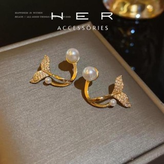 Khuyên tai titan nữ kiểu dáng đuôi cá đính ngọc trai nhân tạo Her Accessories phụ kiện nữ - BT60