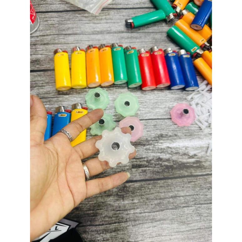 Bông vặn  dùng để vặn mở Bơm ga Quẹt Bic xưa
