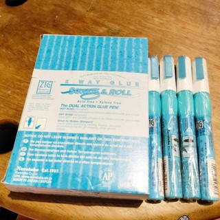 ZIG KURETAKE - Bút keo dán Glue Pen ngòi nhỏ / ngòi bản - Squeeze and Roll Ball Tip và Chisel Tip ♥ GĐG