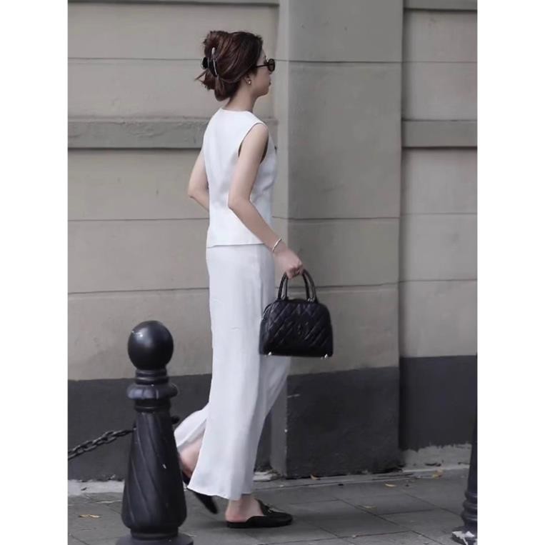 Set trắng áo ghile sát nách gài nút đen + chân váy dài
