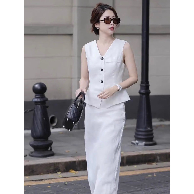 Set trắng áo ghile sát nách gài nút đen + chân váy dài