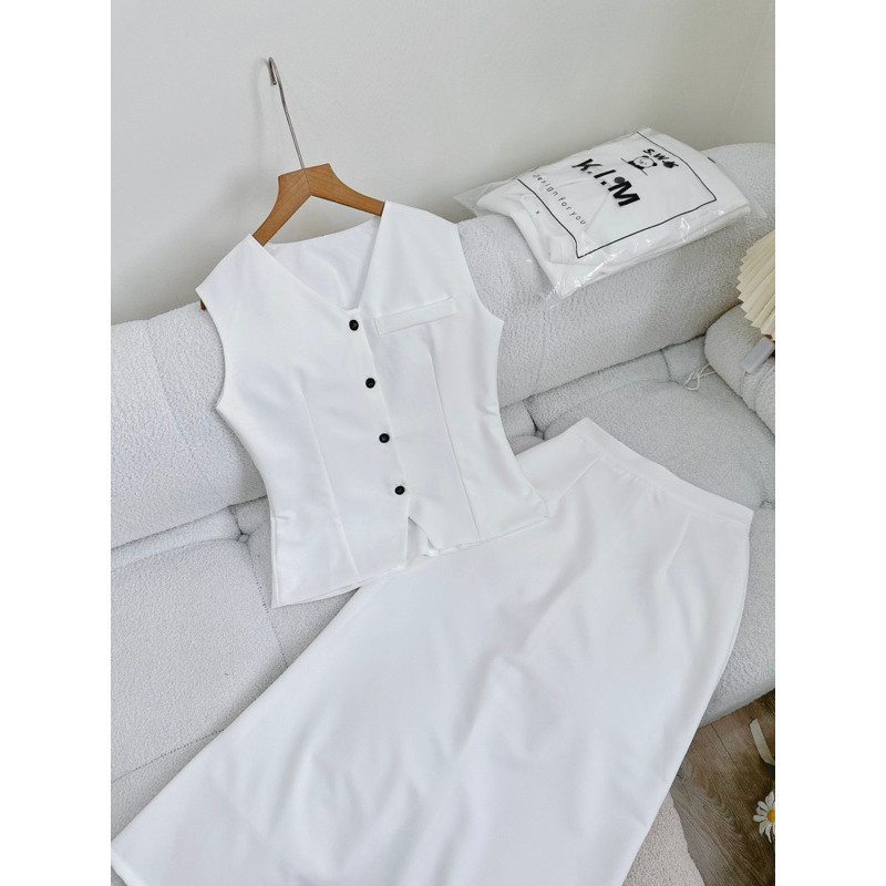 Set trắng áo ghile sát nách gài nút đen + chân váy dài