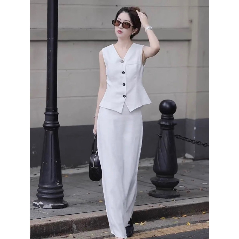 Set trắng áo ghile sát nách gài nút đen + chân váy dài