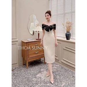 Váy body thiết kế cao cấp Tafa – màu kem trễ vai phối nơ đen | Kim Thoa Design độc quyền