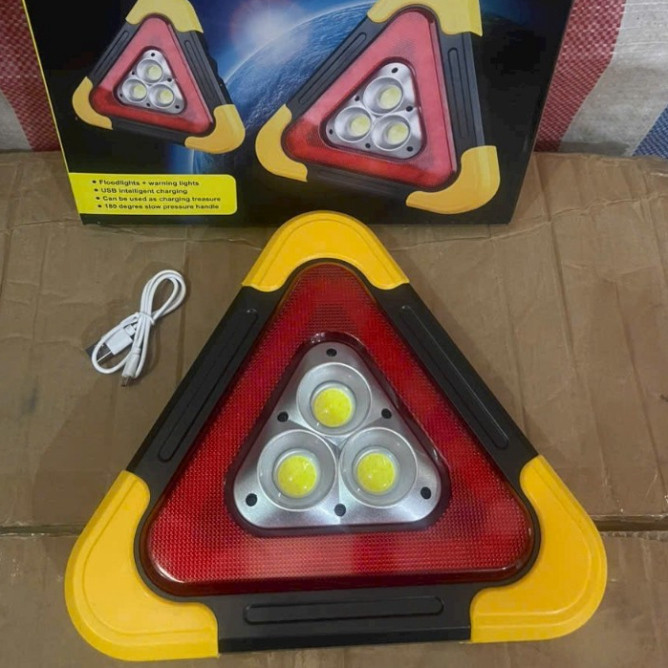 Biển tam giác cảnh báo nguy hiểm phản quang có đèn LED cho ô tô