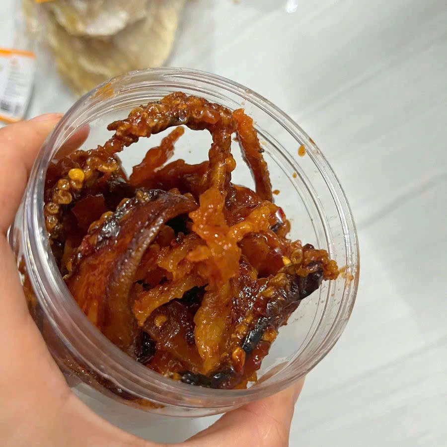 Râu Mực Lá Lớn Rim Tỏi Ớt Vị Biển Ăn Kèm Với Cơm Nóng Hủ 200gr