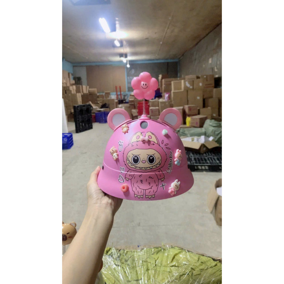 [Tặng kèm 2 tai mèo + Lò xo gắn nón+5 Charm] Nón Bảo Hiểm Labubu Capybara Cho Bé Có Vành Dễ Thương (2 -10 Tuổi)