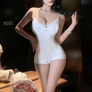 Bộ đồ ngủ jumsuit DN113 với thiết kế 2 dây liền thân, chất vải cotton co giãn thoải mái nhưng vẫn tôn lên nét gợi cảm