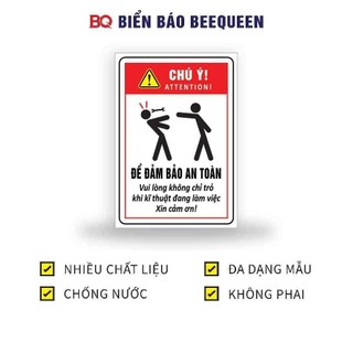 Biển báo nhắc nhở ĐỂ ĐẢM BẢO AN TOÀN VUI LÒNG KHÔNG CHỈ TRỎ KHI KĨ THUẬT ĐANG LÀM VIỆC XIN CẢM ƠN
