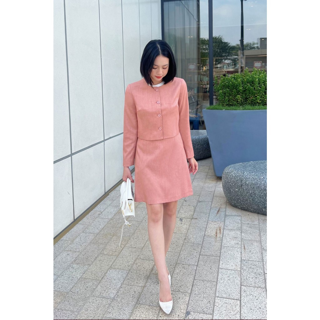 Ảnh Áo vest nữ LAMER dáng ngắn cổ tròn cài cúc phối Chân váy dáng A chiết ly O65B24Q003, O62R24Q005 3