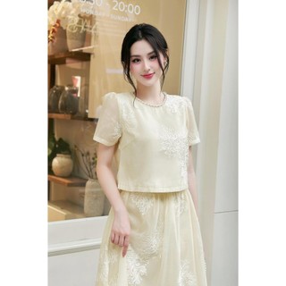 Áo nữ kiểu croptop tay ngắn cổ đính đá phối Chân váy dáng xòe, nhún eo SHE'S BACK S62L24H001, S61B24H003