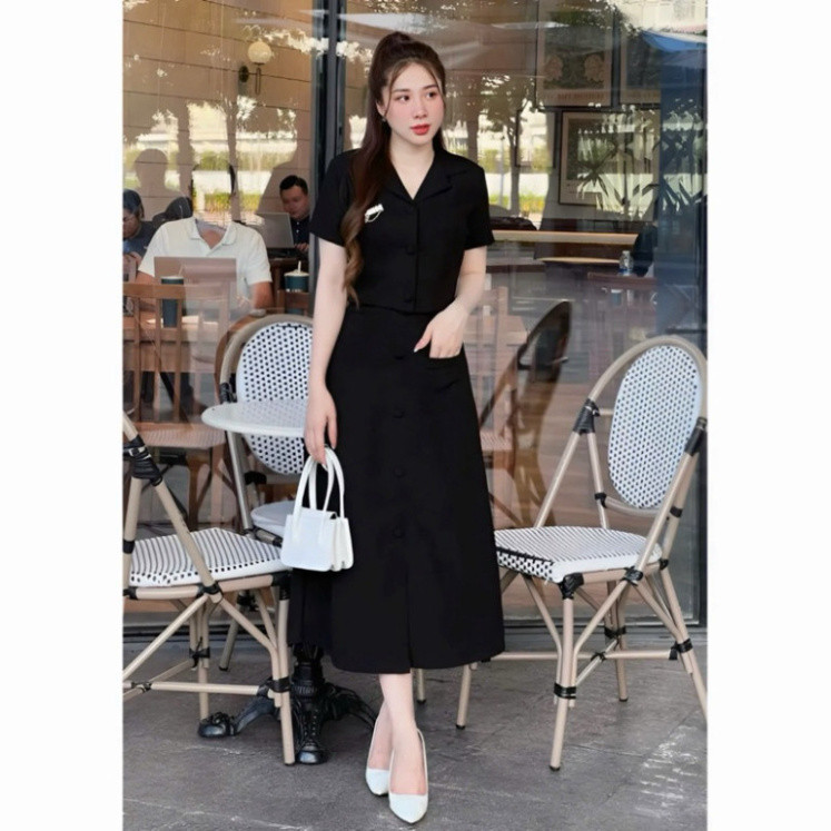 Set váy tiểu thư nữ: Áo croptop kết hợp chân váy dáng dài thanh lịch, có túi hộp và nút cài cho các nàng đi chơi. Mon Fa