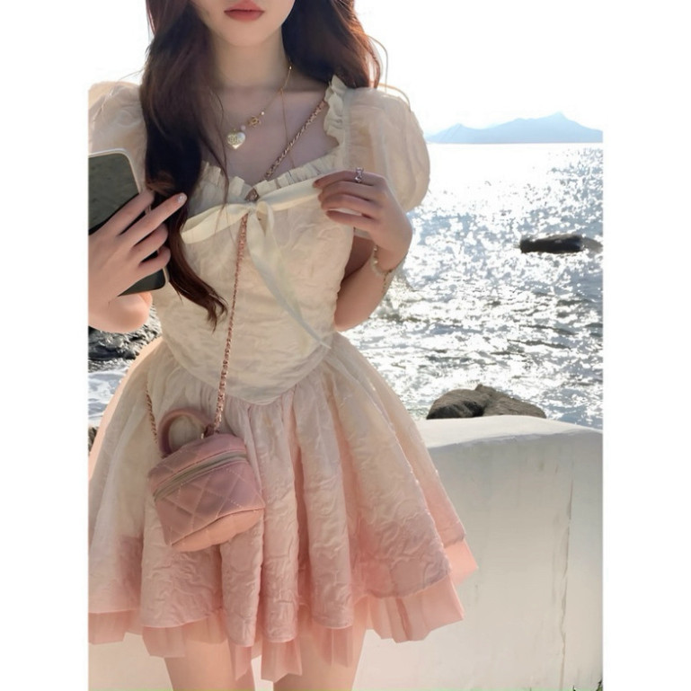 "Đầm váy thời trang nữ chất gấm loang hồng, cột nơ voan tơ, có mút ngực và lớp lót QC, phù hợp đi chơi 🌹" Mon Fashion