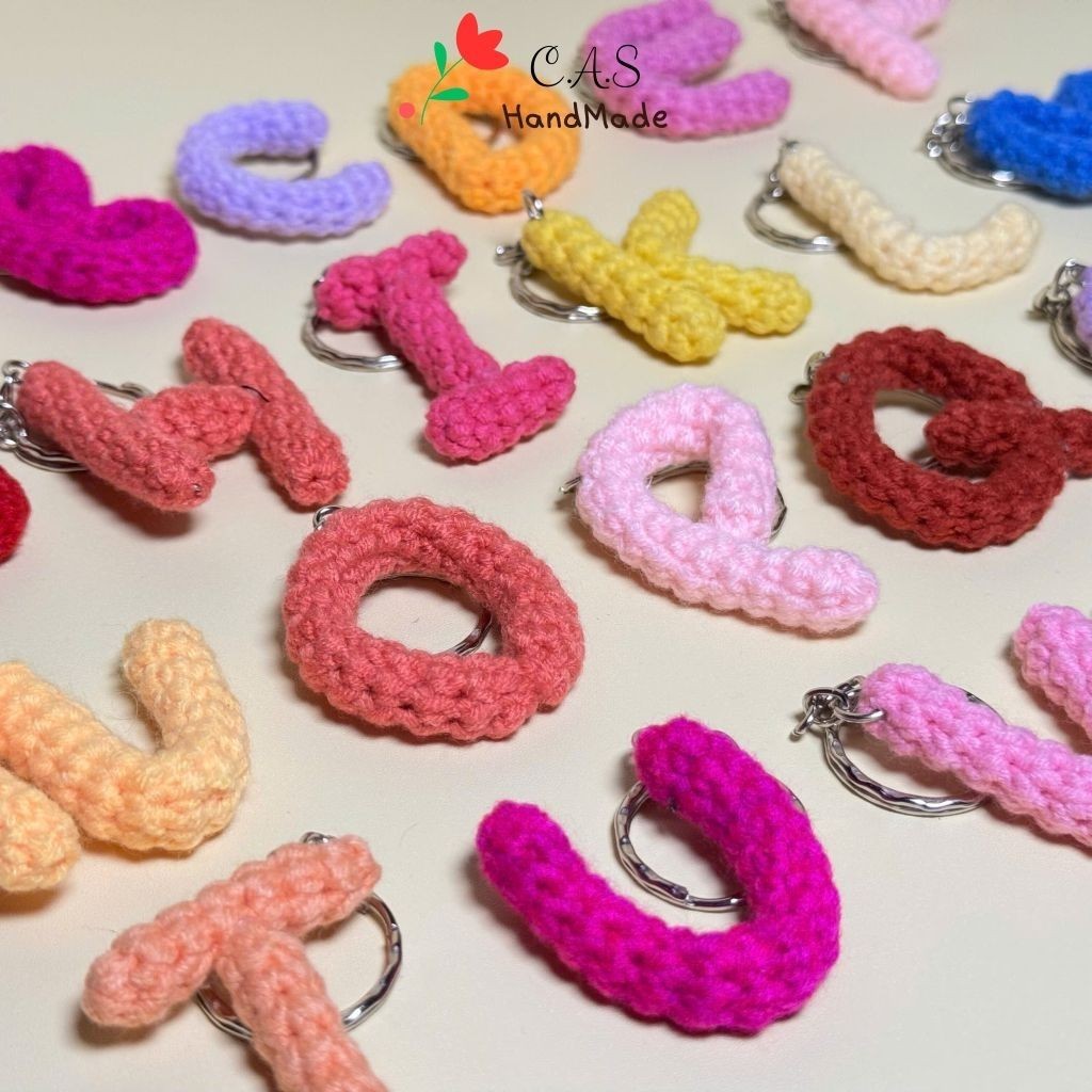 [Có sẵn] Móc khóa len chữ cái đơn giản handmade sợi cotton milk 125g treo balo
