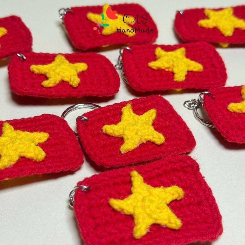 [Có sẵn] Móc khóa lá cờ Việt Nam 2 mặt sao bằng len handmade