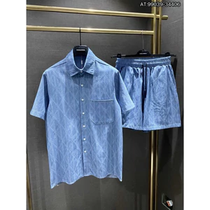 Bộ sơ mi denim cao cấp, dệt mịn thanh lịch cho phong cách thời trang tinh tế và sang trọng.