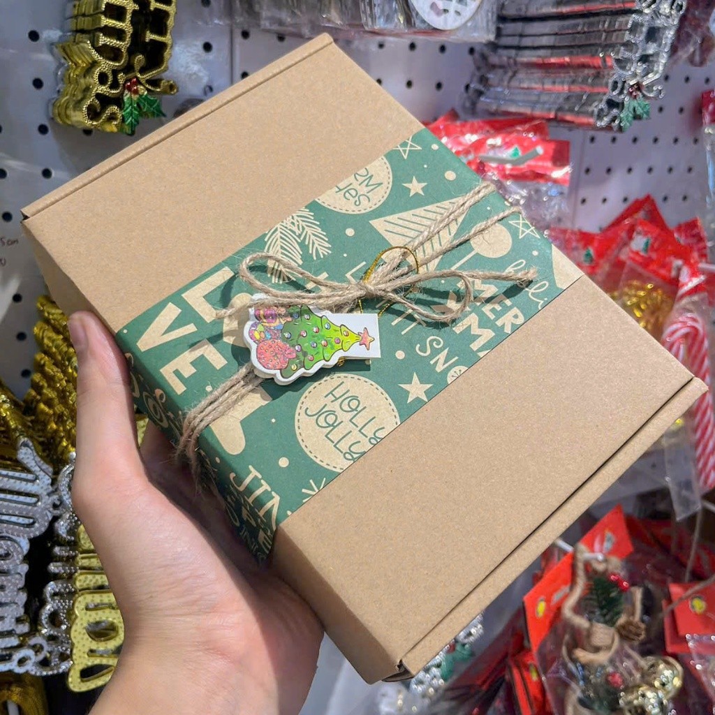 Hộp đựng quà giáng sinh kraft kèm rơm lót hộp quà in tem trang trí noel H02