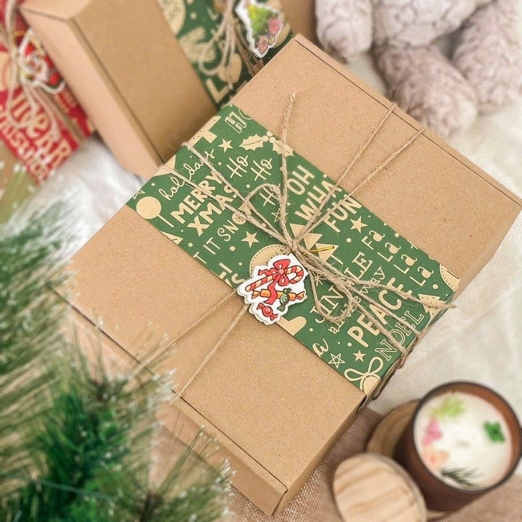 Hộp đựng quà giáng sinh kraft kèm rơm lót hộp quà in tem trang trí noel H02