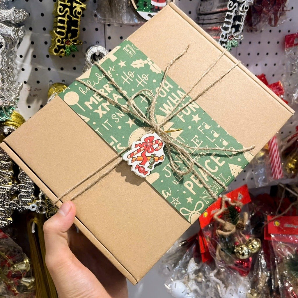 Hộp đựng quà giáng sinh kraft kèm rơm lót hộp quà in tem trang trí noel H02