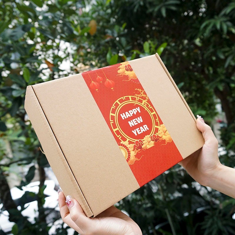 Hộp túi đựng quà trang trí mẫu Tết màu kraft 20x25x8cm, đựng quà tặng năm mới giấy xi măng nắp gài