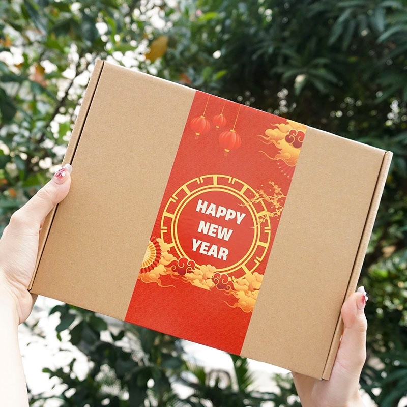 Hộp túi đựng quà trang trí mẫu Tết màu kraft 20x25x8cm, đựng quà tặng năm mới giấy xi măng nắp gài