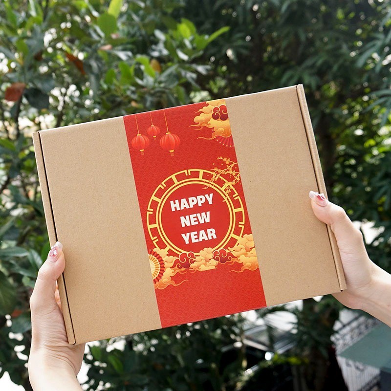 Hộp túi đựng quà trang trí mẫu Tết màu kraft 20x25x8cm, đựng quà tặng năm mới giấy xi măng nắp gài