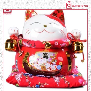 Mèo thần tài màu đỏ Đa Phú Quý màu đỏ 21/25cm giơ 2 tay chuông vàng tài lộc gốm sứ Maneki neko